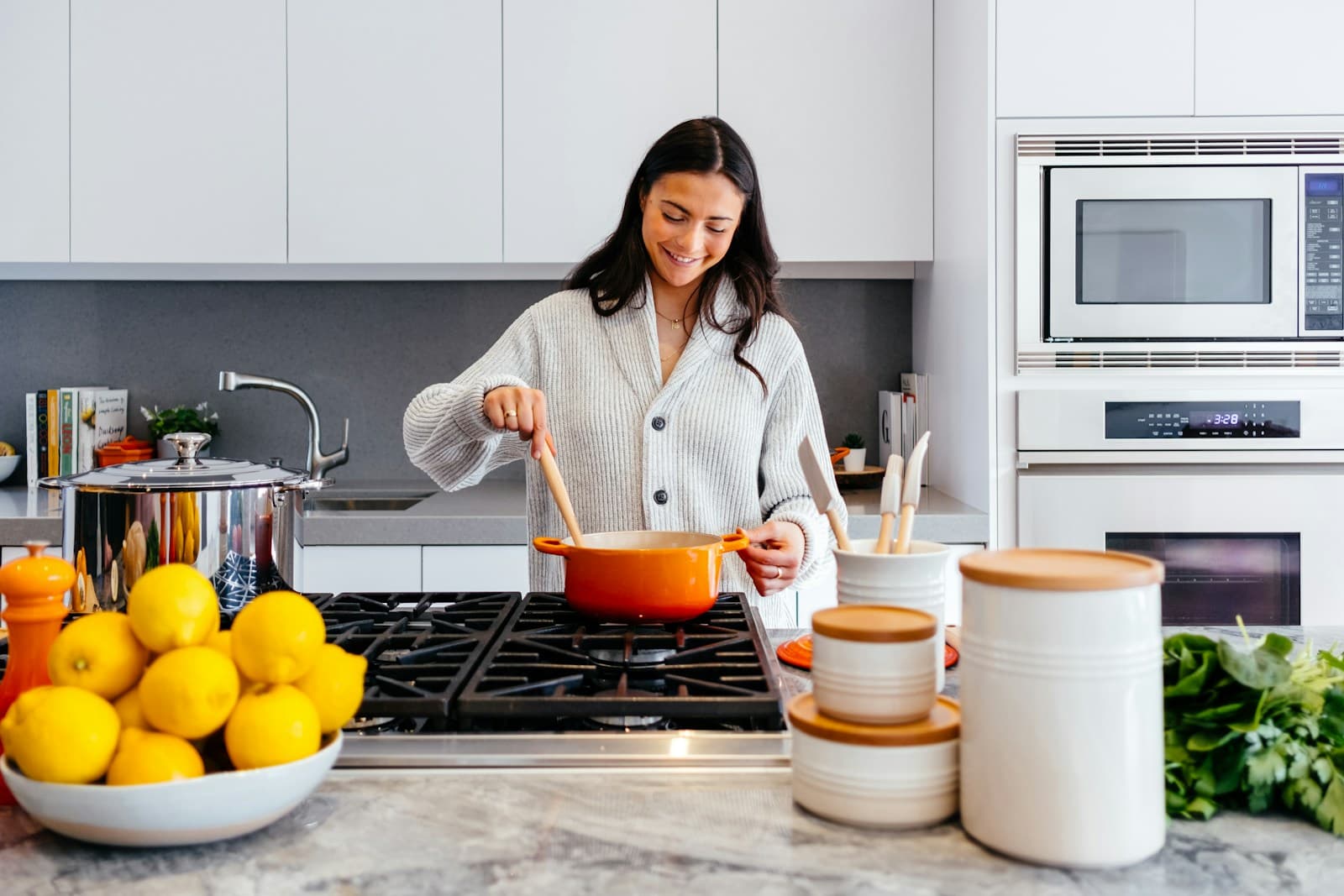 Préparation d'un repas dans une cuisine lumineuse, aide du quotidien à domicile à Paris